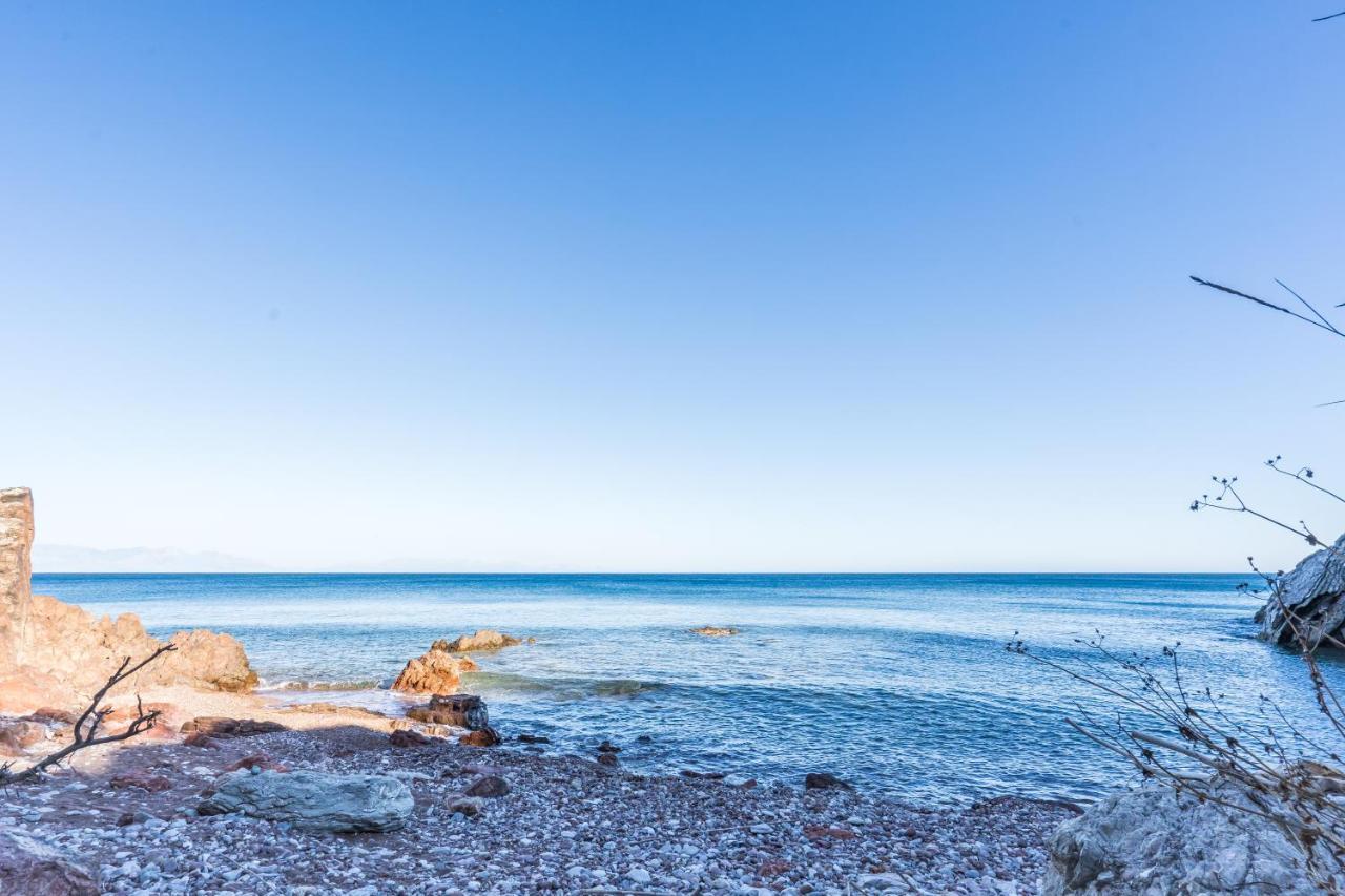Seafront Studio With Direct Beach Access Koróni エクステリア 写真